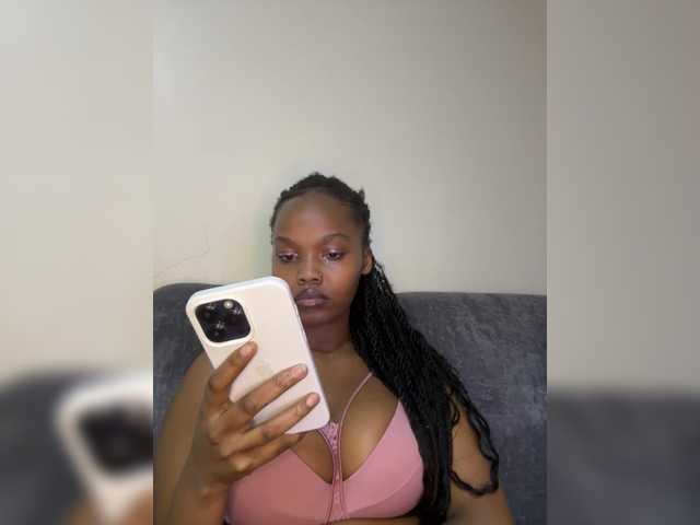 Curvy-maxy9 live cam on BongaCams