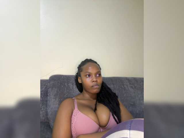 Curvy-maxy9 live cam on BongaCams