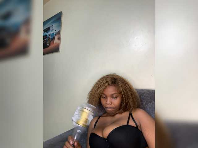 Curvy-maxy9 live cam on BongaCams