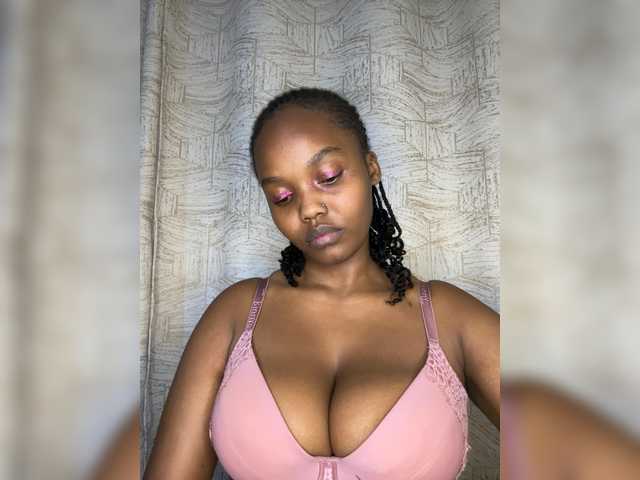 Curvy-maxy9 live cam on BongaCams