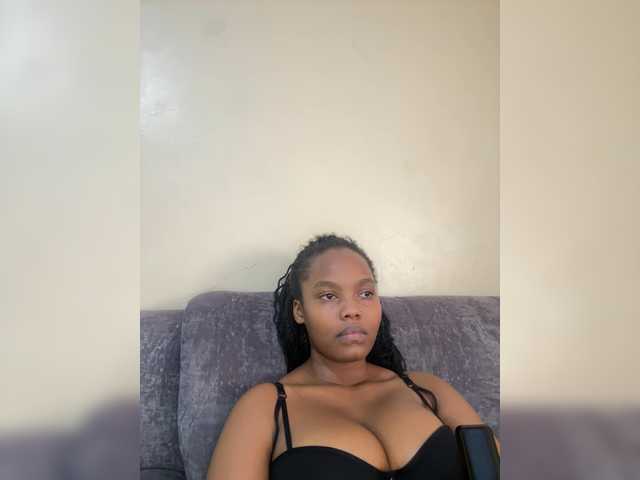 Curvy-maxy9 live cam on BongaCams