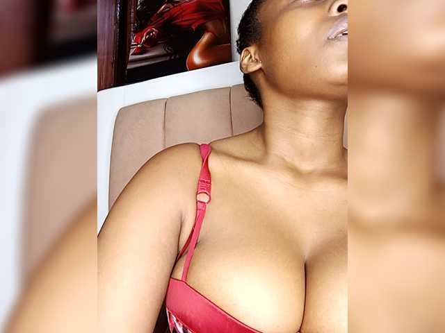 Curvy-maxy9 live cam on BongaCams
