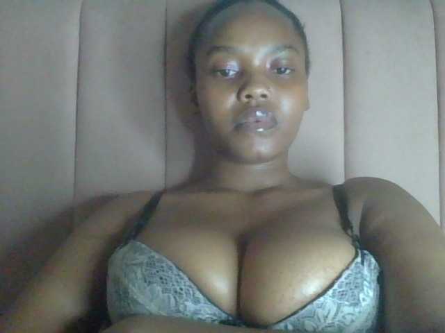 Curvy-maxy9 live cam preview