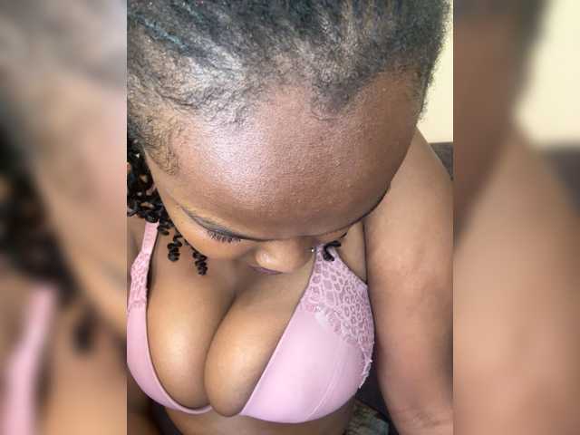 Curvy-maxy9 live cam on BongaCams