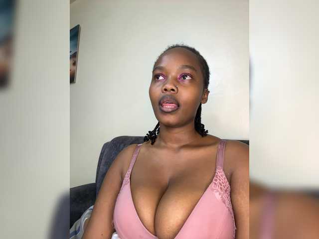 Curvy-maxy9 live cam on BongaCams