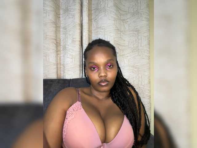 Curvy-maxy9 live cam on BongaCams