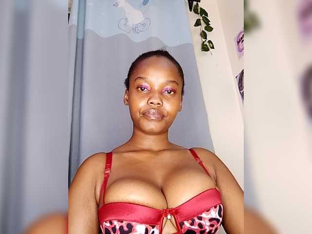 Curvy-maxy9 live cam on BongaCams
