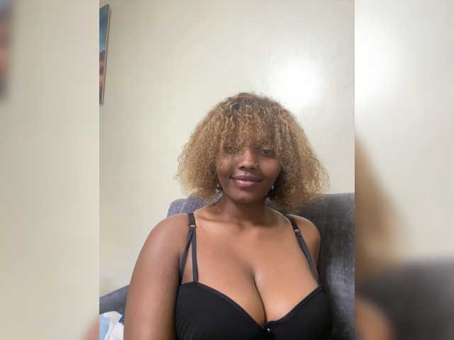 Curvy-maxy9 live cam on BongaCams