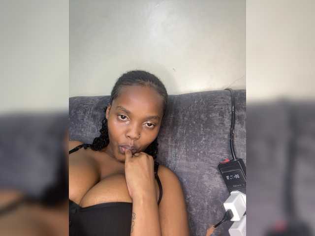 Curvy-maxy9 live cam on BongaCams