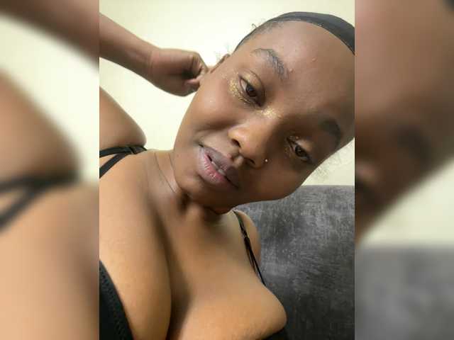 Curvy-maxy9 live cam on BongaCams