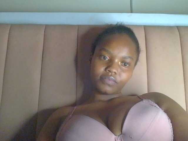 Curvy-maxy9 live cam on BongaCams