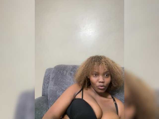 Curvy-maxy9 live cam on BongaCams