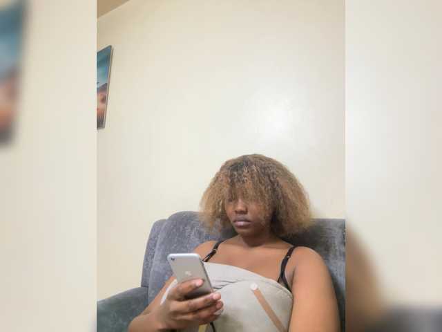 Curvy-maxy9 live cam on BongaCams