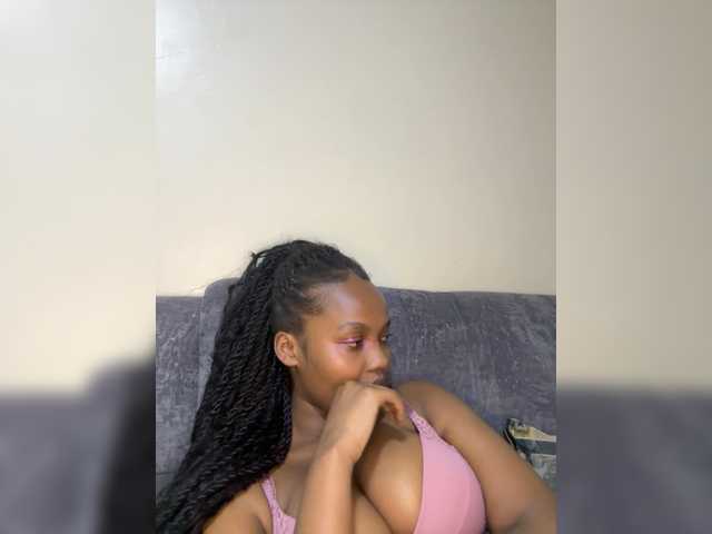 Curvy-maxy9 live cam on BongaCams