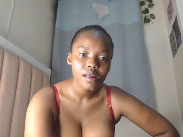 Curvy-maxy9 live cam on BongaCams
