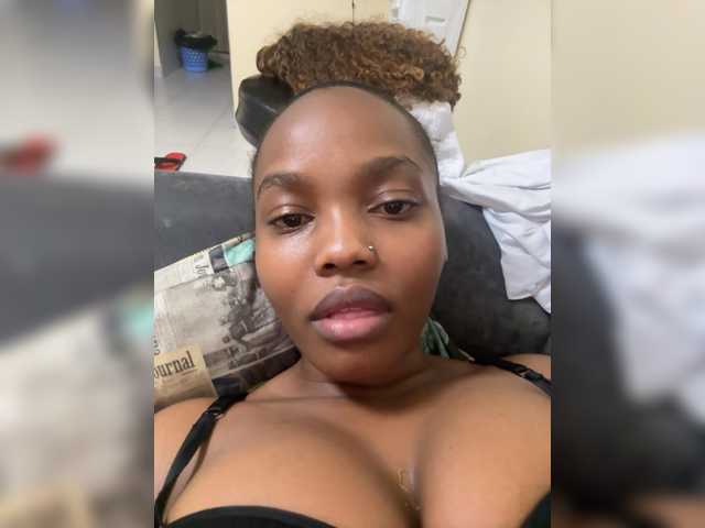 Curvy-maxy9 live cam on BongaCams