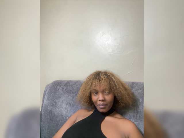 Curvy-maxy9 live cam on BongaCams