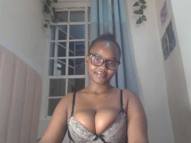 Curvy-maxy9 live cam on BongaCams