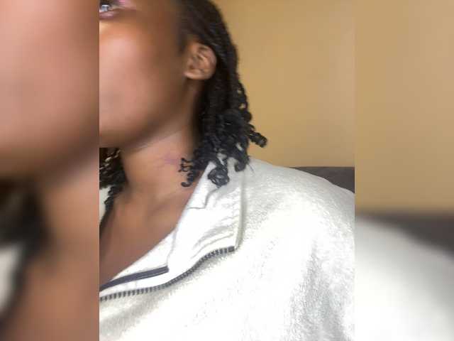 Curvy-maxy9 live cam on BongaCams