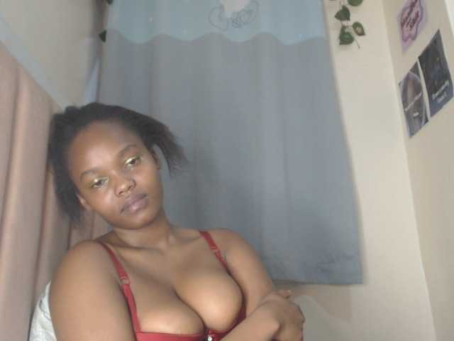 Curvy-maxy9 live cam on BongaCams