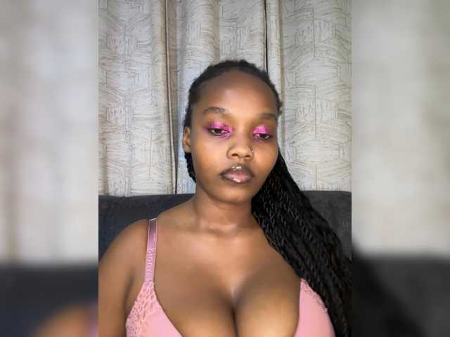 Curvy-maxy9 live cam on BongaCams
