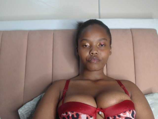 Curvy-maxy9 live cam on BongaCams
