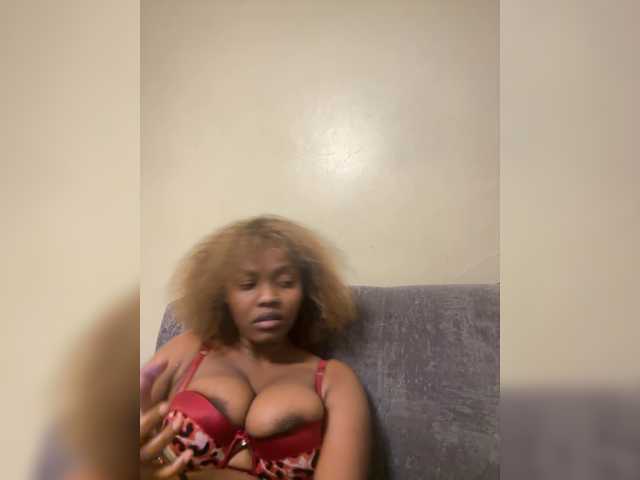 Curvy-maxy9 live cam on BongaCams