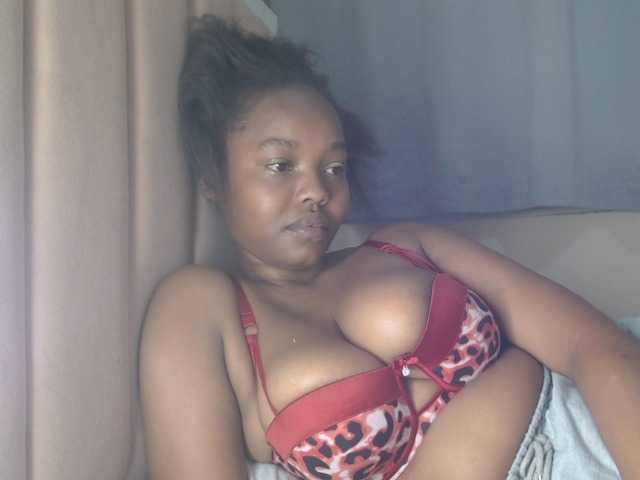 Curvy-maxy9 live cam on BongaCams
