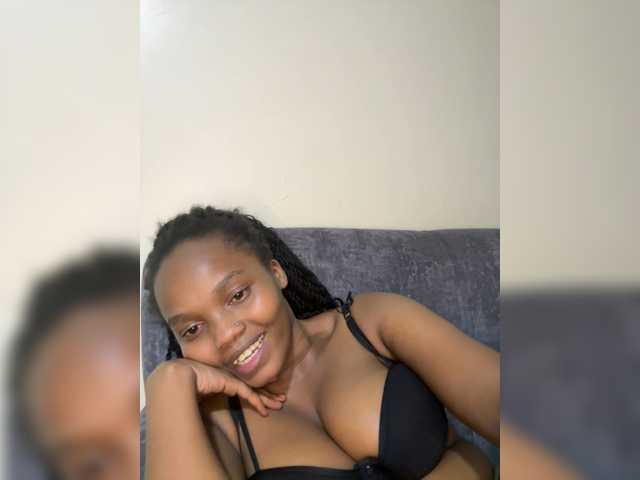 Curvy-maxy9 live cam on BongaCams