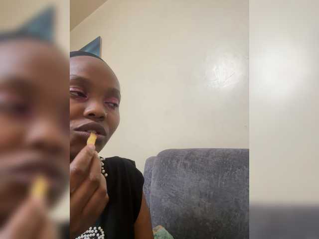 Curvy-maxy9 live cam on BongaCams