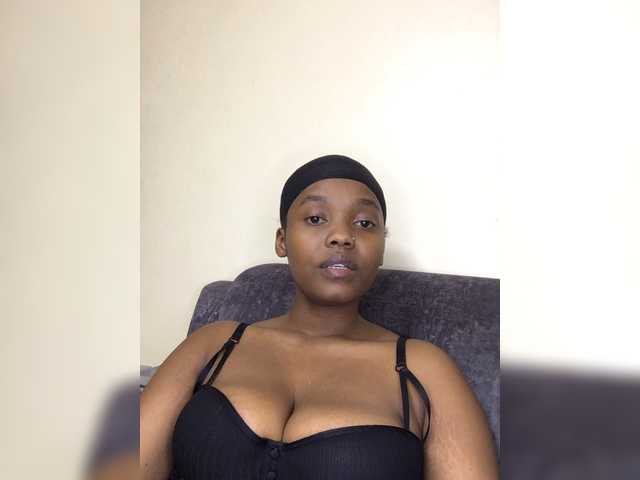 Curvy-maxy9 live cam on BongaCams