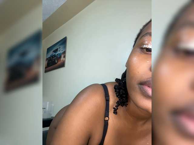Curvy-maxy9 live cam on BongaCams