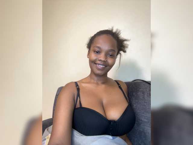 Curvy-maxy9 live cam on BongaCams