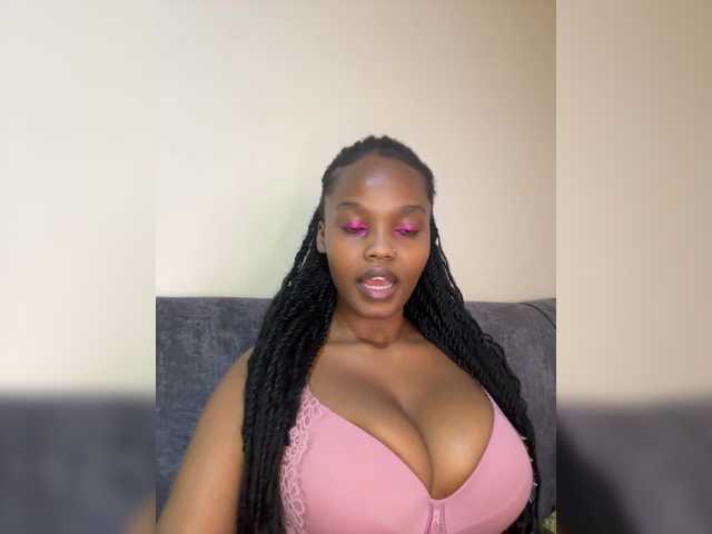 Curvy-maxy9 live cam on BongaCams