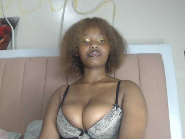 Curvy-maxy9 live cam on BongaCams
