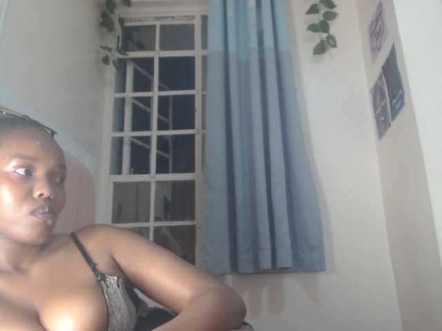Curvy-maxy9 live cam on BongaCams