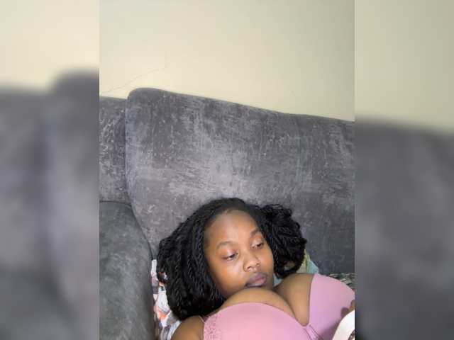 Curvy-maxy9 live cam on BongaCams