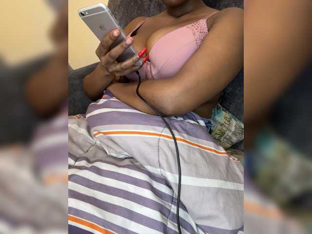 Curvy-maxy9 live cam on BongaCams