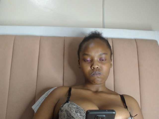 Curvy-maxy9 live cam on BongaCams