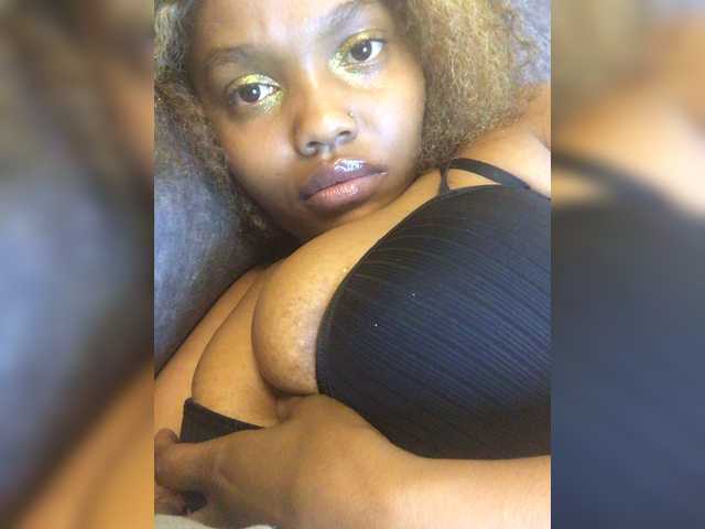 Curvy-maxy9 live cam on BongaCams