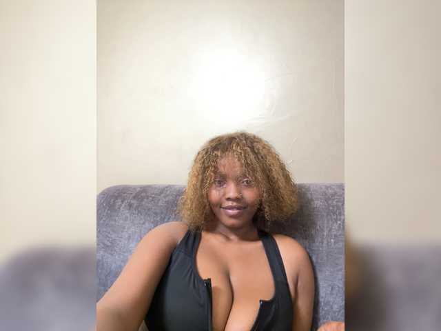 Curvy-maxy9 live cam on BongaCams