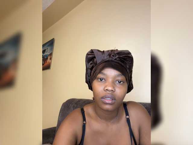 Curvy-maxy9 live cam on BongaCams