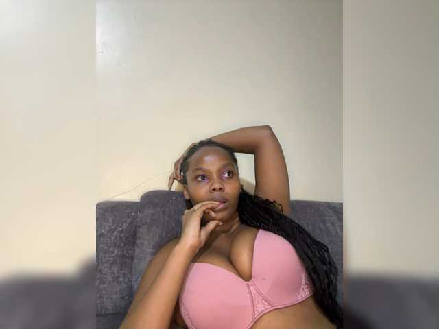 Curvy-maxy9 live cam on BongaCams