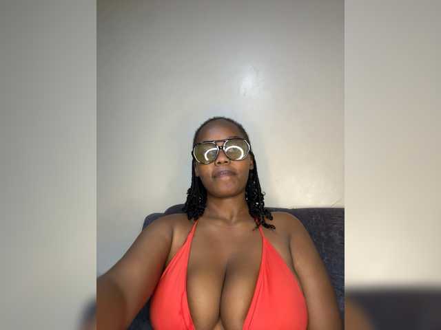 Curvy-maxy9 live cam on BongaCams