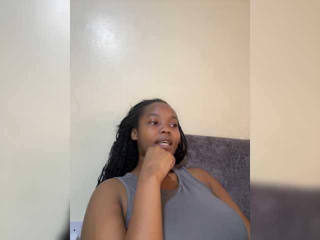 Curvy-maxy9 live cam on BongaCams