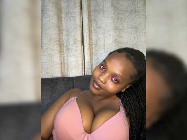 Curvy-maxy9 live cam on BongaCams