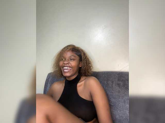 Curvy-maxy9 live cam on BongaCams