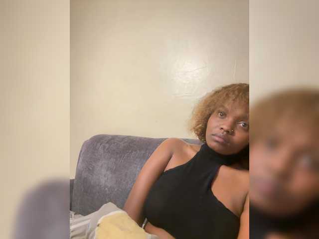 Curvy-maxy9 live cam on BongaCams