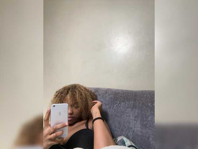 Curvy-maxy9 live cam on BongaCams