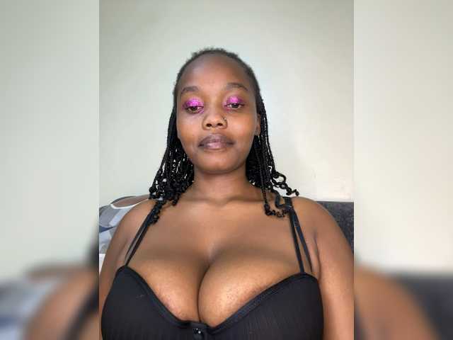 Curvy-maxy9 live cam on BongaCams